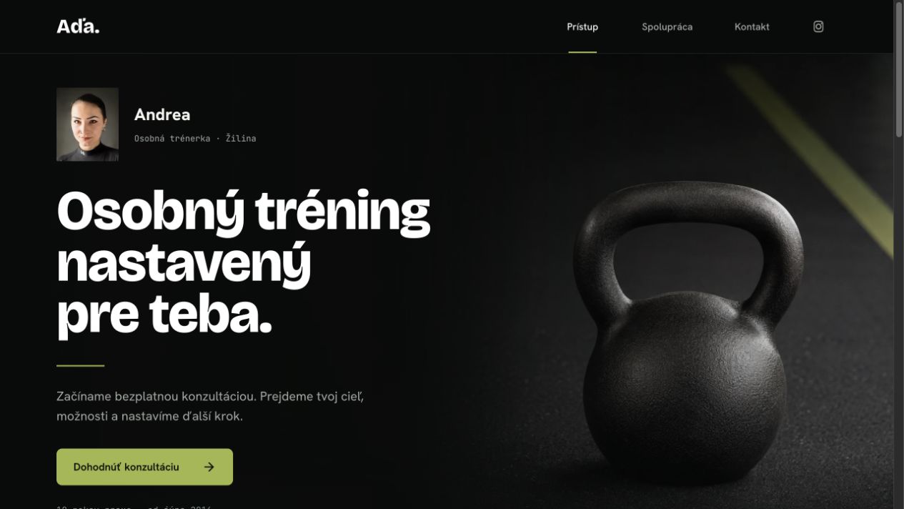 Úvod webu Aďa Fitness s ponukou osobného tréningu a motívom kettlebellu.