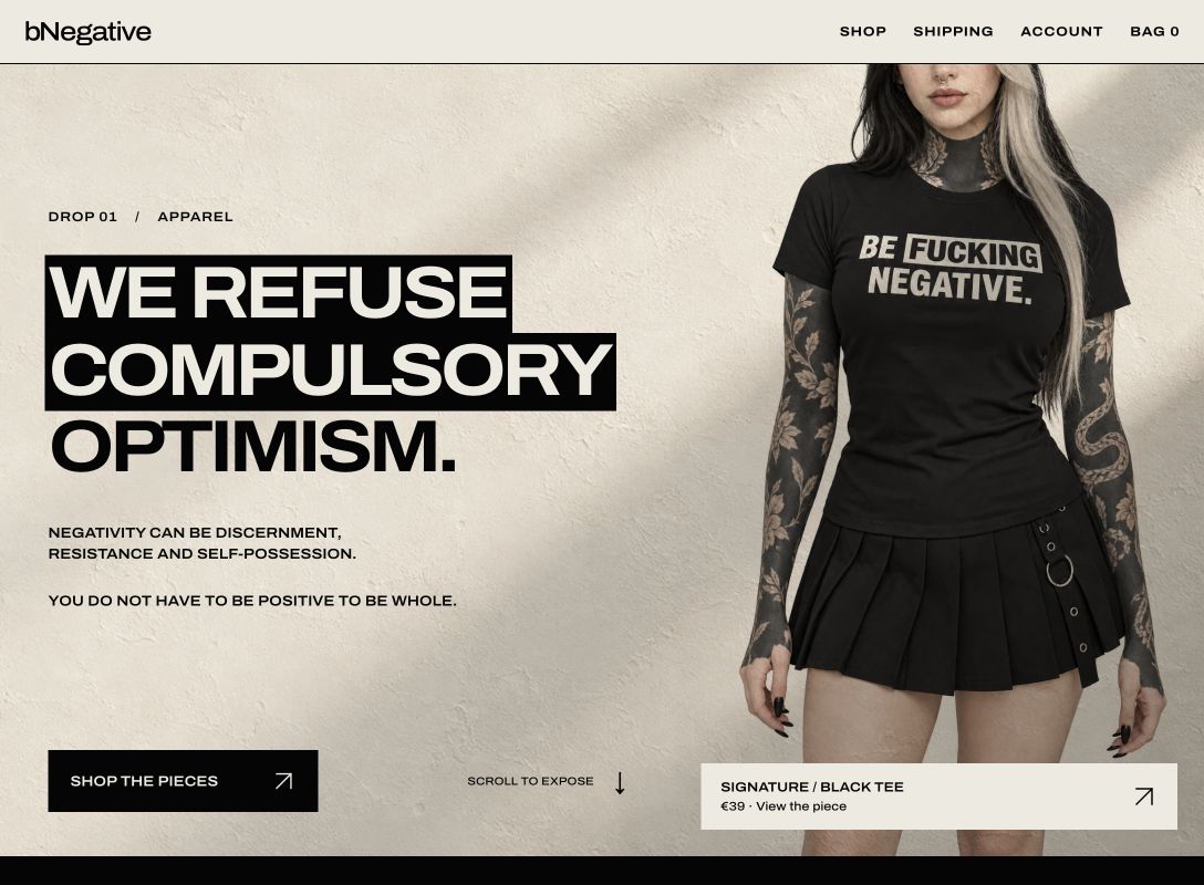 Aktuálny úvod bNegative s modelkou v čiernom tričku a výrazným typografickým vyhlásením.